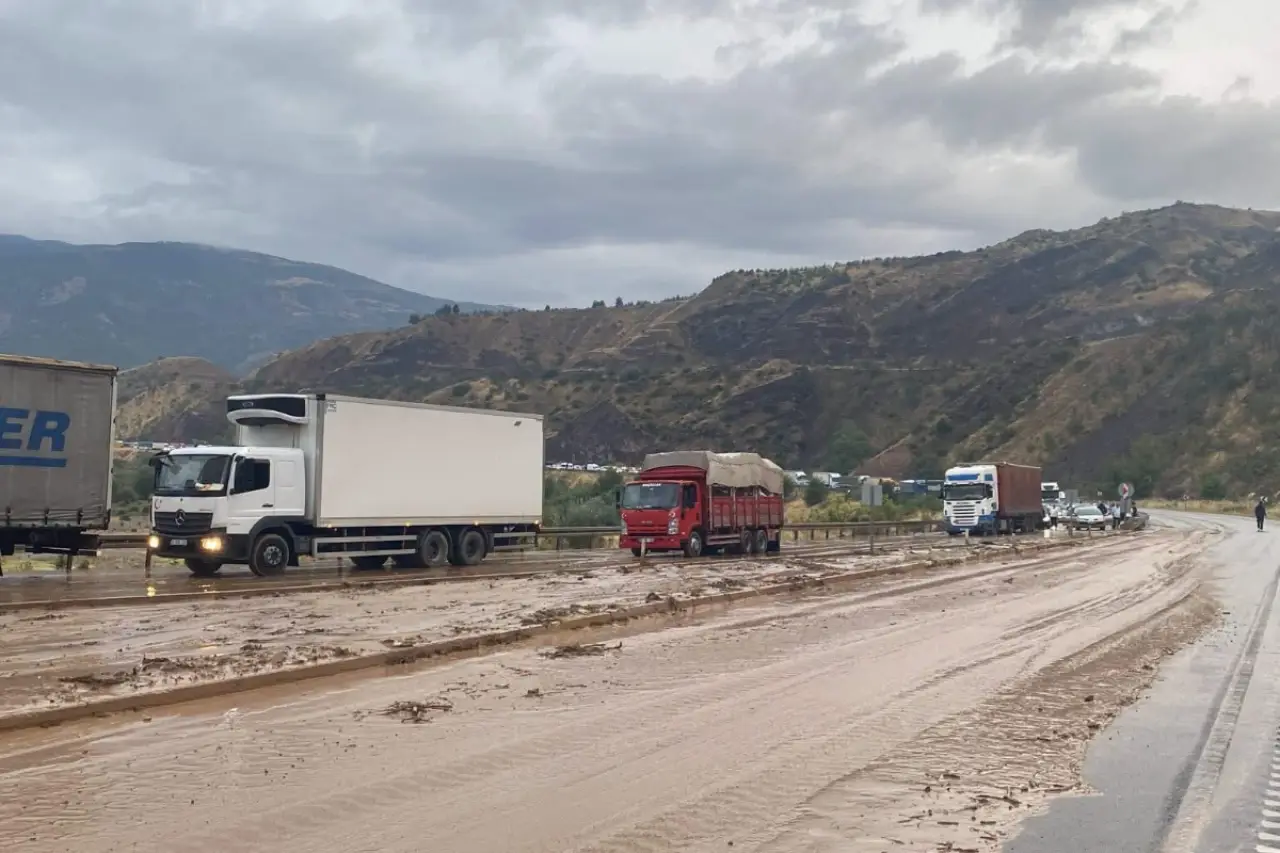 Sivas'ta sel suları heyelana yol açtı, uzun araç kuyrukları oluştu