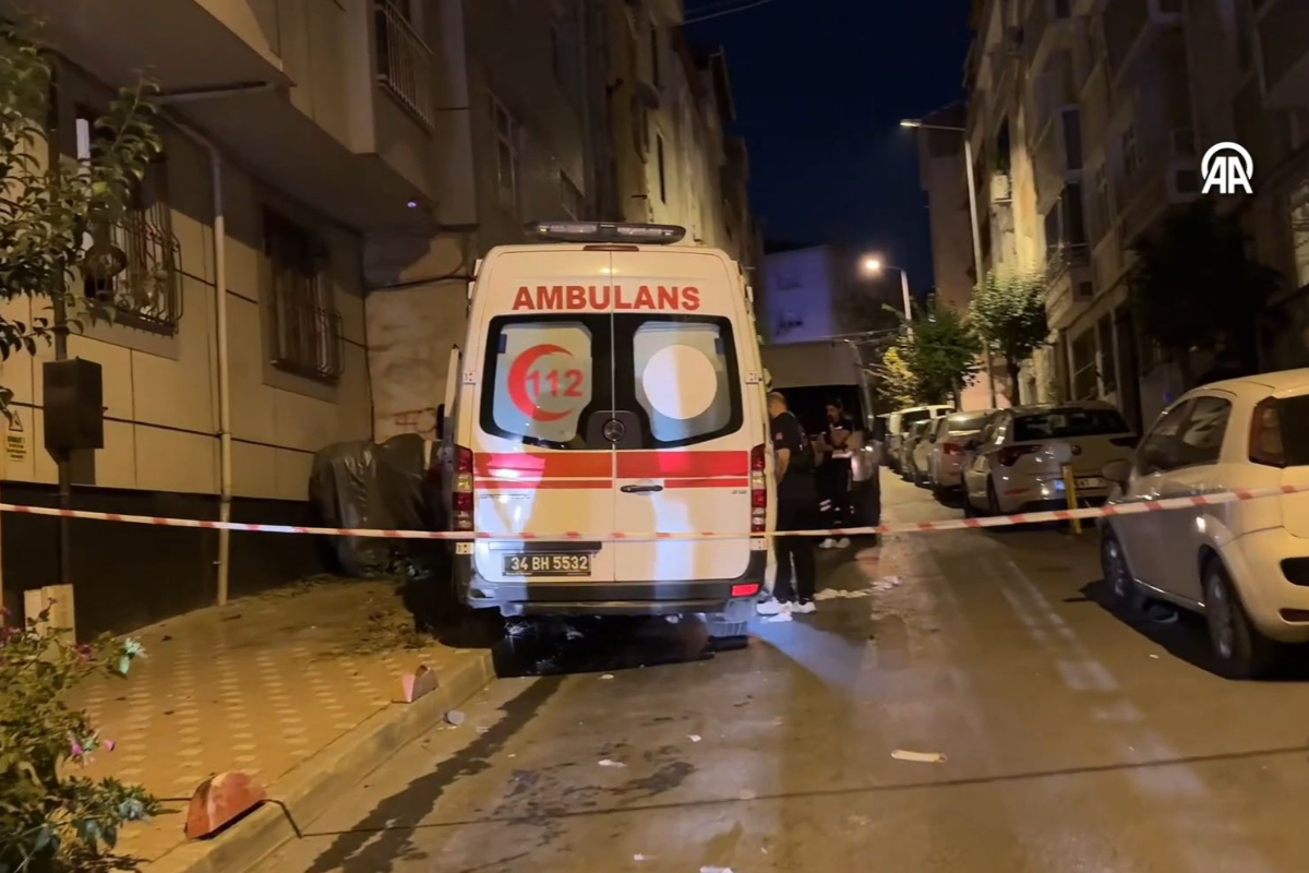 Bayrampaşa'da hasta taşıyan ambulans kaza yaptı: Üç sağlık emekçisi yaralandı