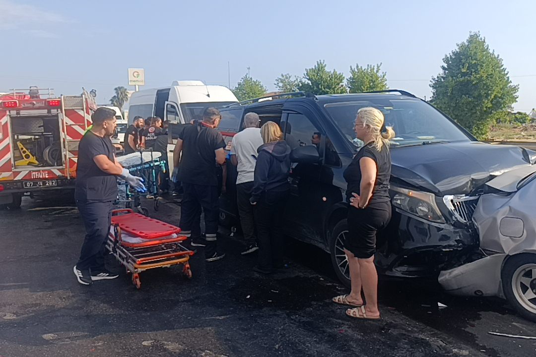 Manavgat’ta 6 araç zincirleme kazaya karıştı: 17 kişi yaralandı