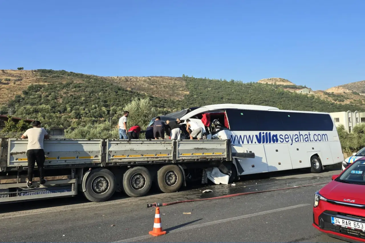 Muğla’da tur otobüsü TIR’a çarptı: 2 kişi hayatını kaybetti, 8 kişi yaralandı