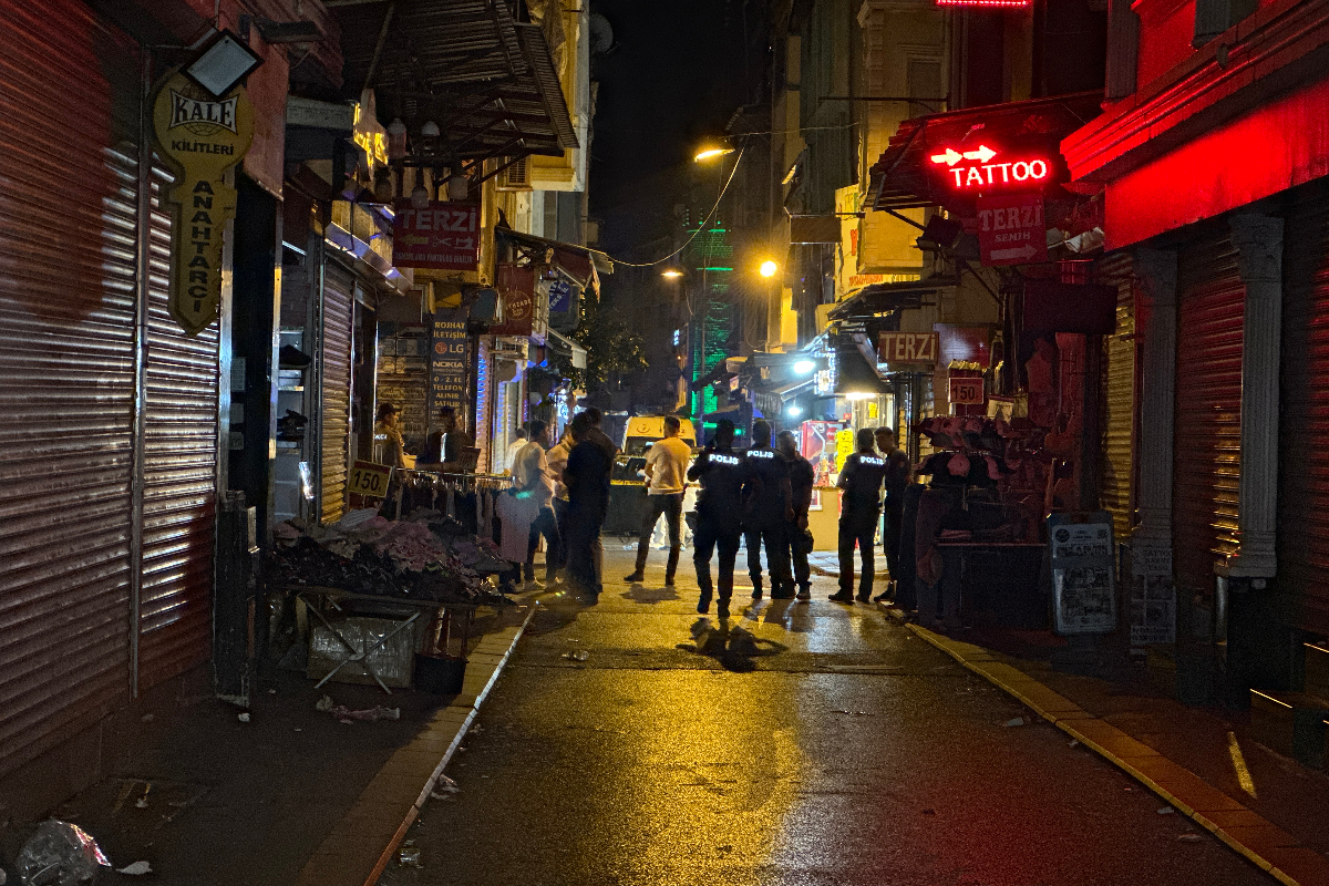 Fatih'te komşu iki esnaf arasında kavga: Pompalı tüfekle vurulan bir kişi hayatını kaybetti