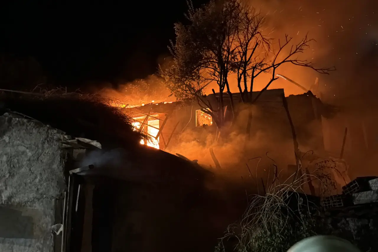 Kütahya'da bahçede başlayan yangın evi yaktı: İki kişi dumandan etkilendi