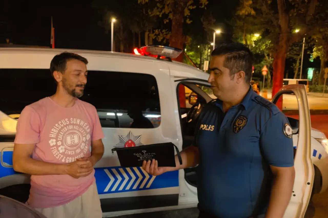 Bursa'da kaputta unutulan içi para dolu çantayı polise götürdü