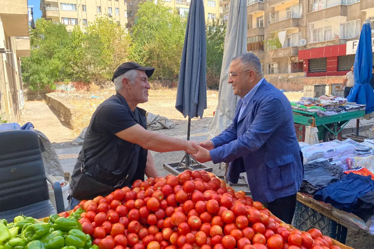 Yeni Partili Tanrıkulu pazar esnafı ve yurttaşlarla konuştu: ‘AKP’nin 25 yıllık iktidarı yurttaşı en yoksul dönemine getirdi’