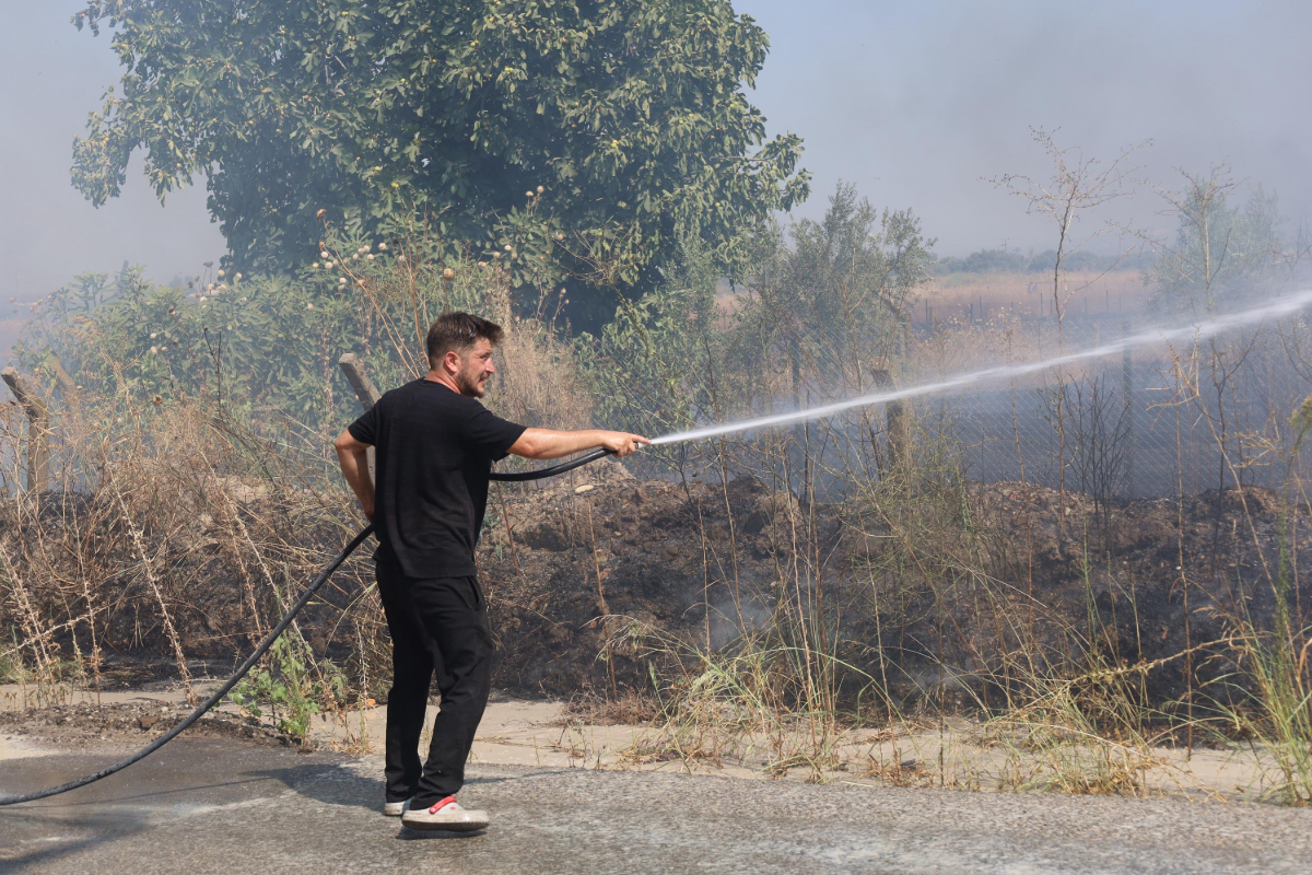 Manisa'da hurdalıktaki yangın, tarım arazisine de sıçradı