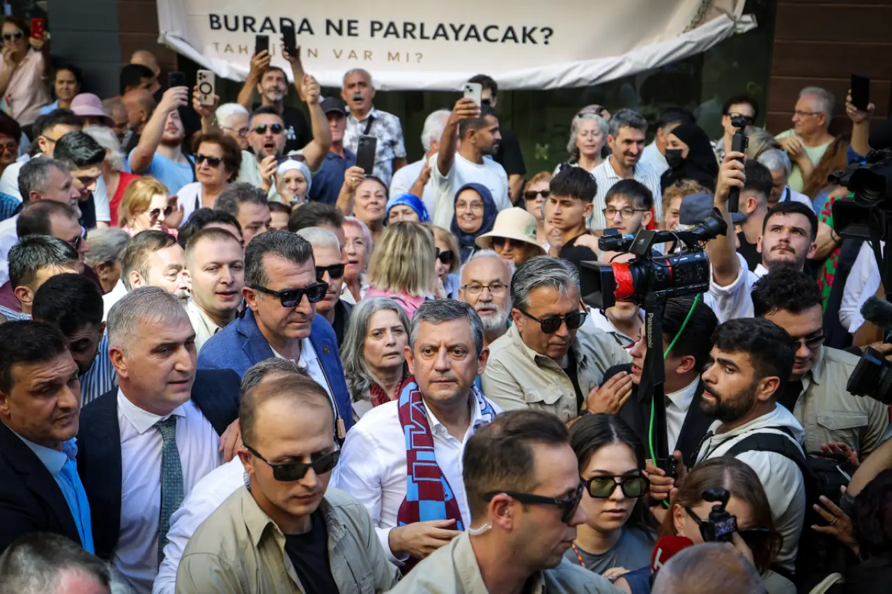 Özel’den Trabzon’da miting gibi esnaf ziyareti: Geride bırakılmış herkesi yanımıza alacağız