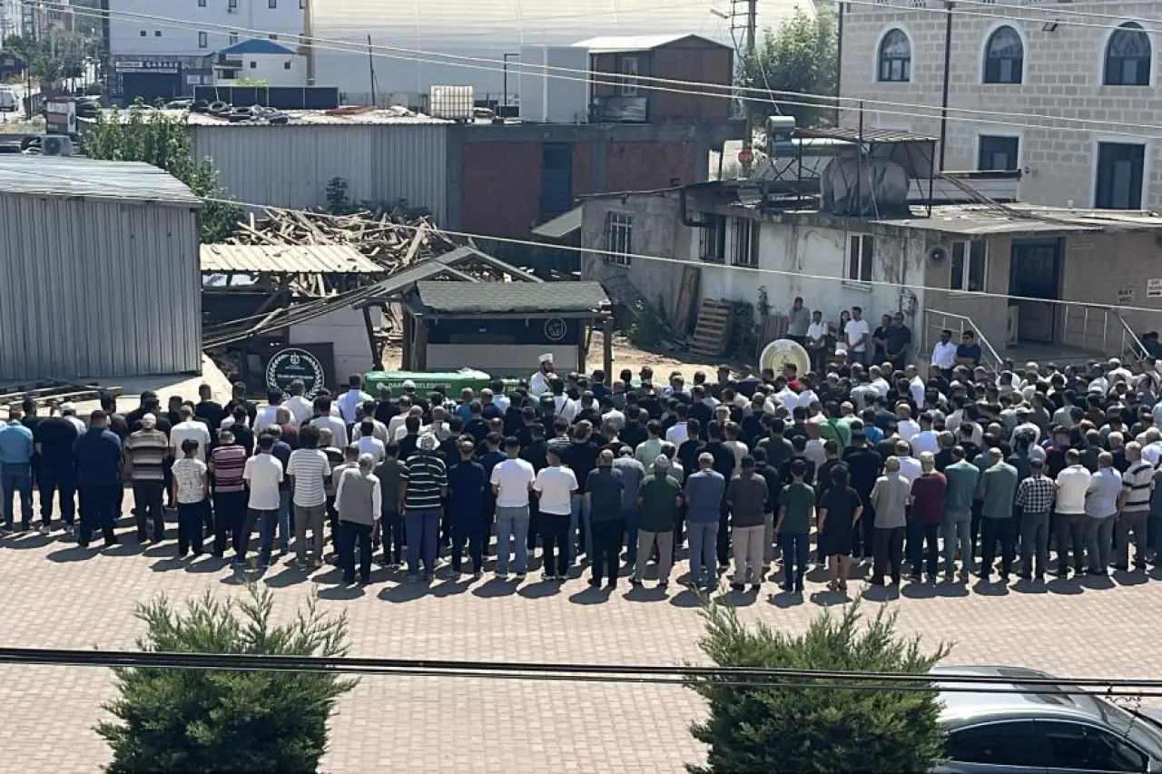 Denizde ölü bulunan 3 kardeş toprağa verildi