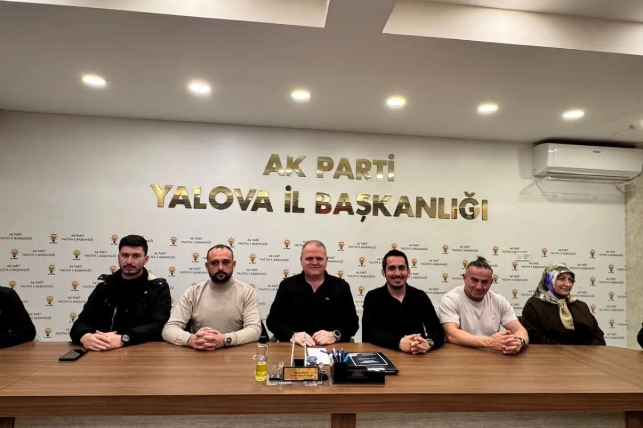 AKP'li başkan toplantıya şortla katıldı, fotoğraf sosyal medyadan kaldırıldı