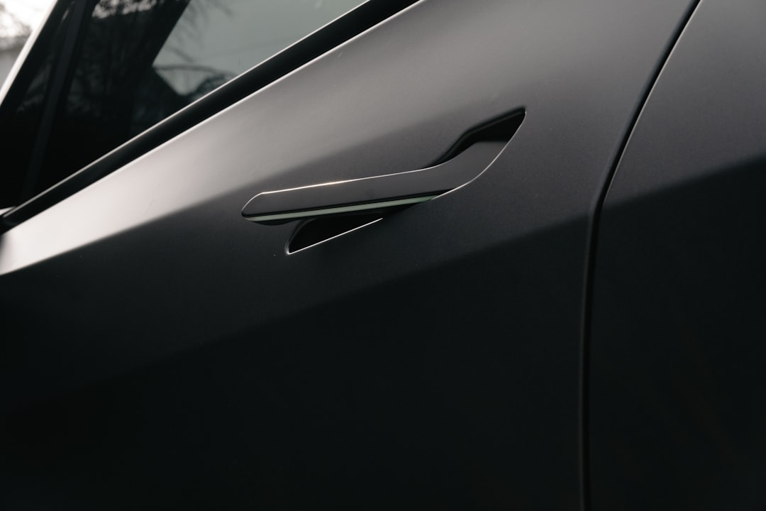 Ölümlü kazalar sonrası elektrikli araçlarda gizli kapı kolu alarmı: Çin'de 3 milyon Tesla geri çağrıldı