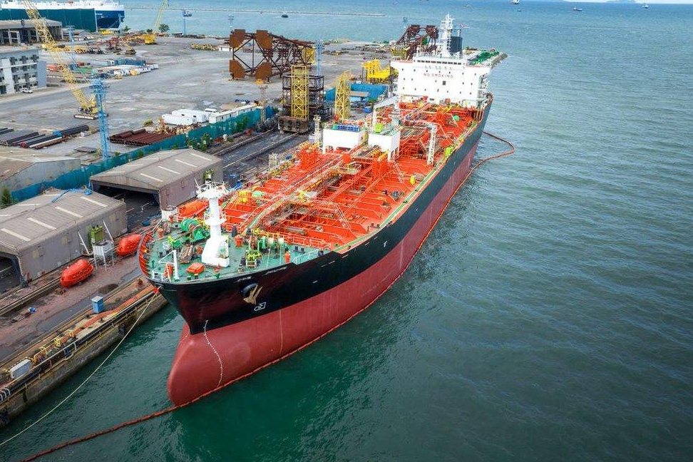 Suudi Arabistan açıklarında tanker vuruldu