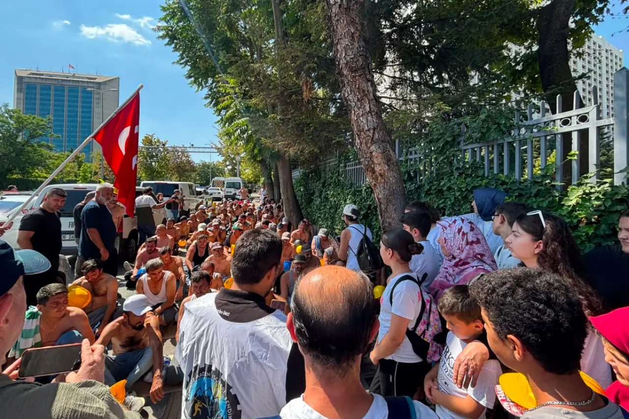 Madenciler mücadelelerinin 16'ncı gününde aileleri ile birlikte Enerji Bakanlığı önünde