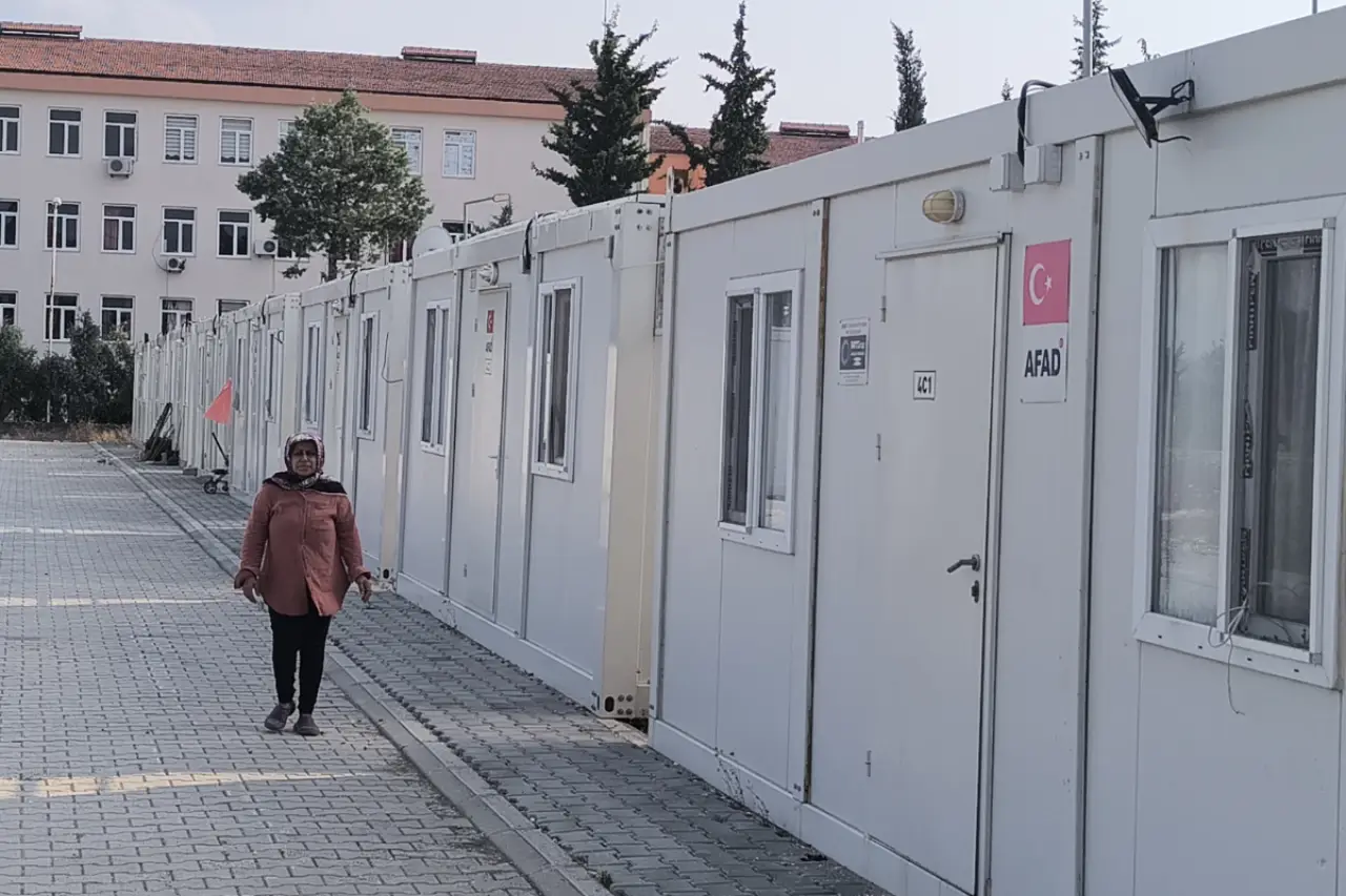 Konteyner kentten çıkması istenen depremzede: “Otizmli çocuğum olduğu için bana ev kiralamıyorlar”