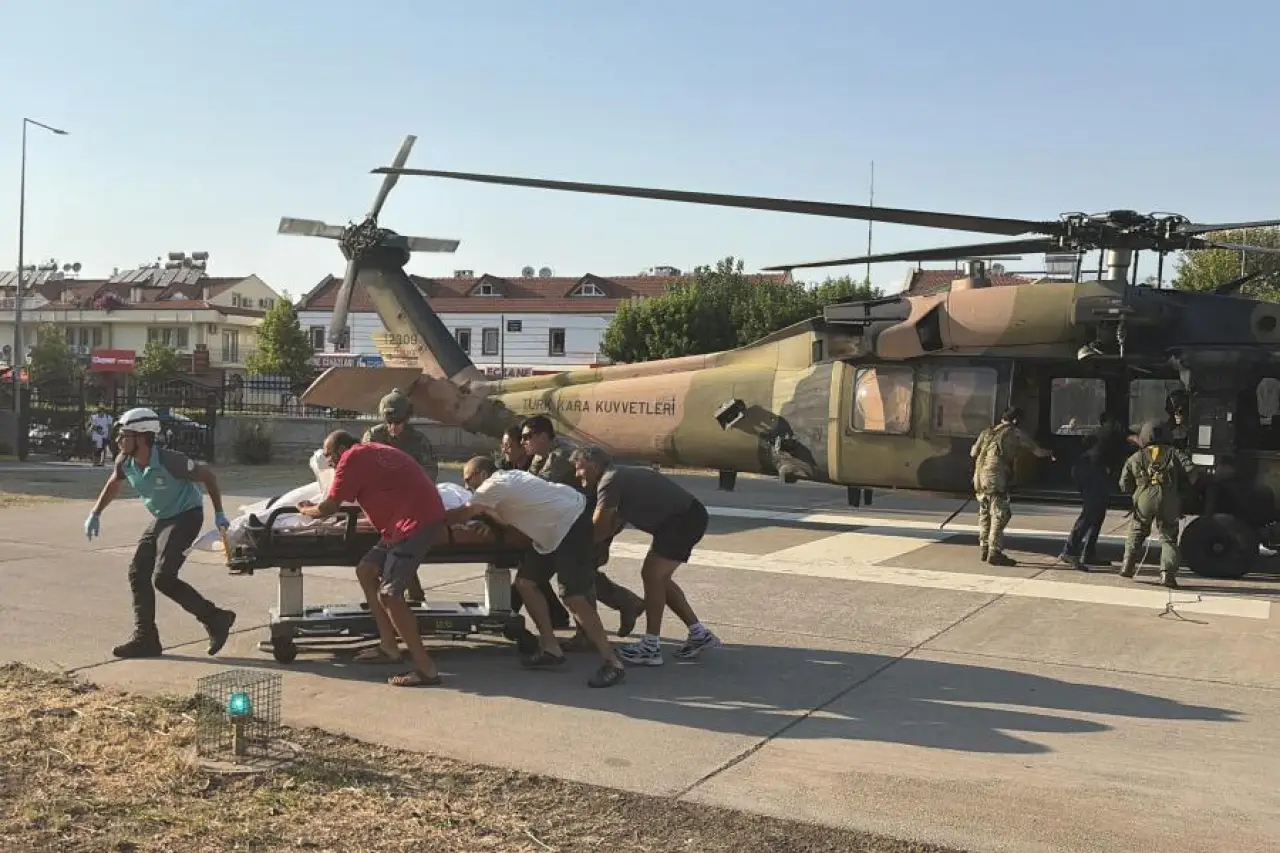 Fethiye'de yamaç paraşütü kayalıklara düştü: Paraşütün pilotu ve Çinli turist hayatını kaybetti