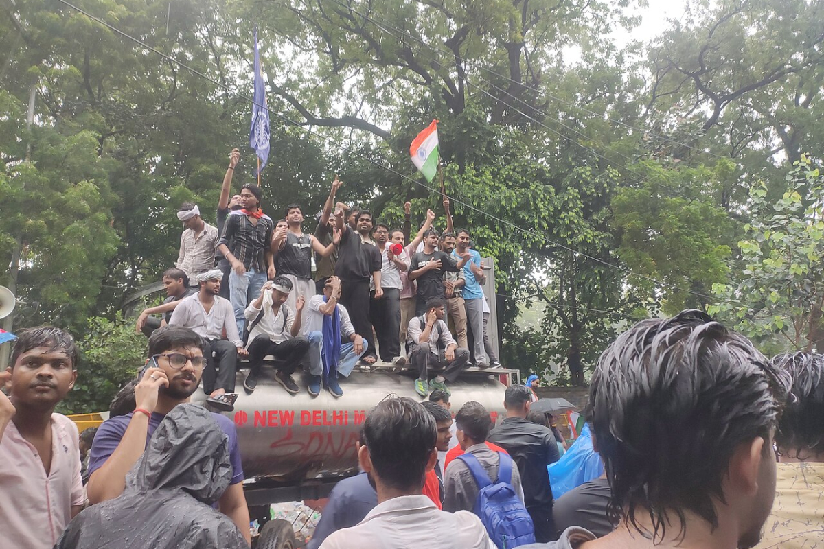 Hindistan'daki 'Hamamböceği' protestolarında 6 yaşındaki çocuğa polis müdahalesi