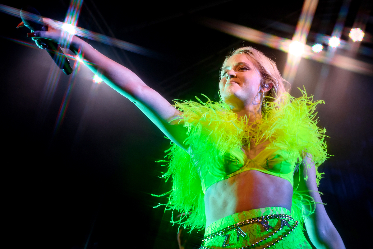 Zara Larsson renklerimizi geri getirdi!