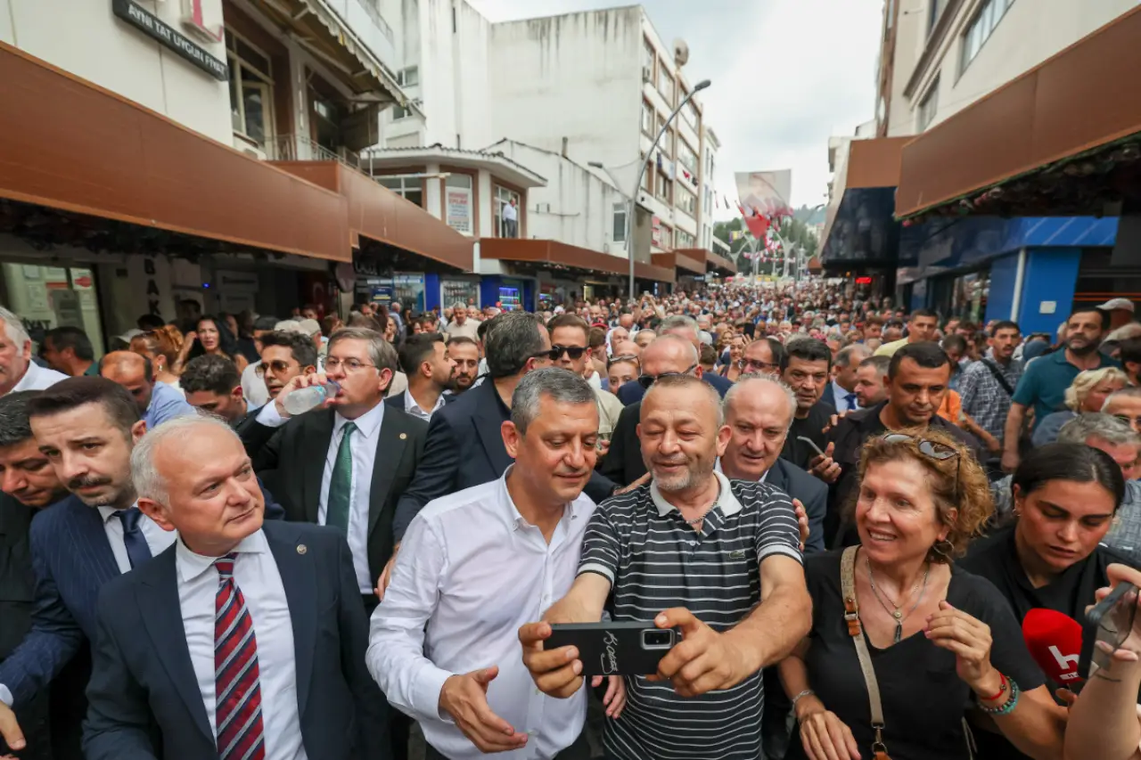 Özgür Özel Kocaeli'de halkla buluştu, esnafı gezdi: 'Vergi Dairesi bile bu kadar vergi toplamıyor'
