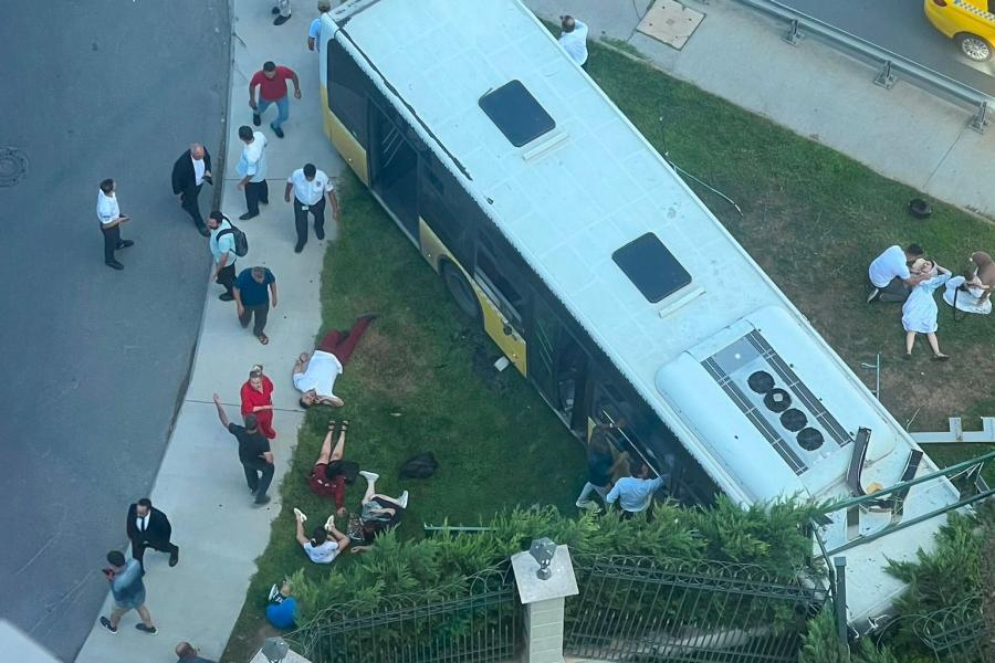 Zeytinburnu'nda İETT otobüsü sitenin duvarına çarptı; yaralılar var