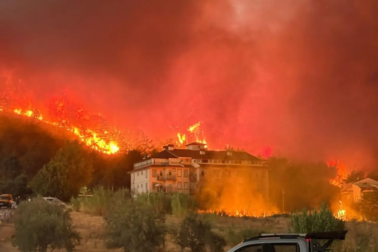 Fethiye'de ormanlık alanda yangın: Yerleşim yerlerine yakın yangına müdahale sürüyor