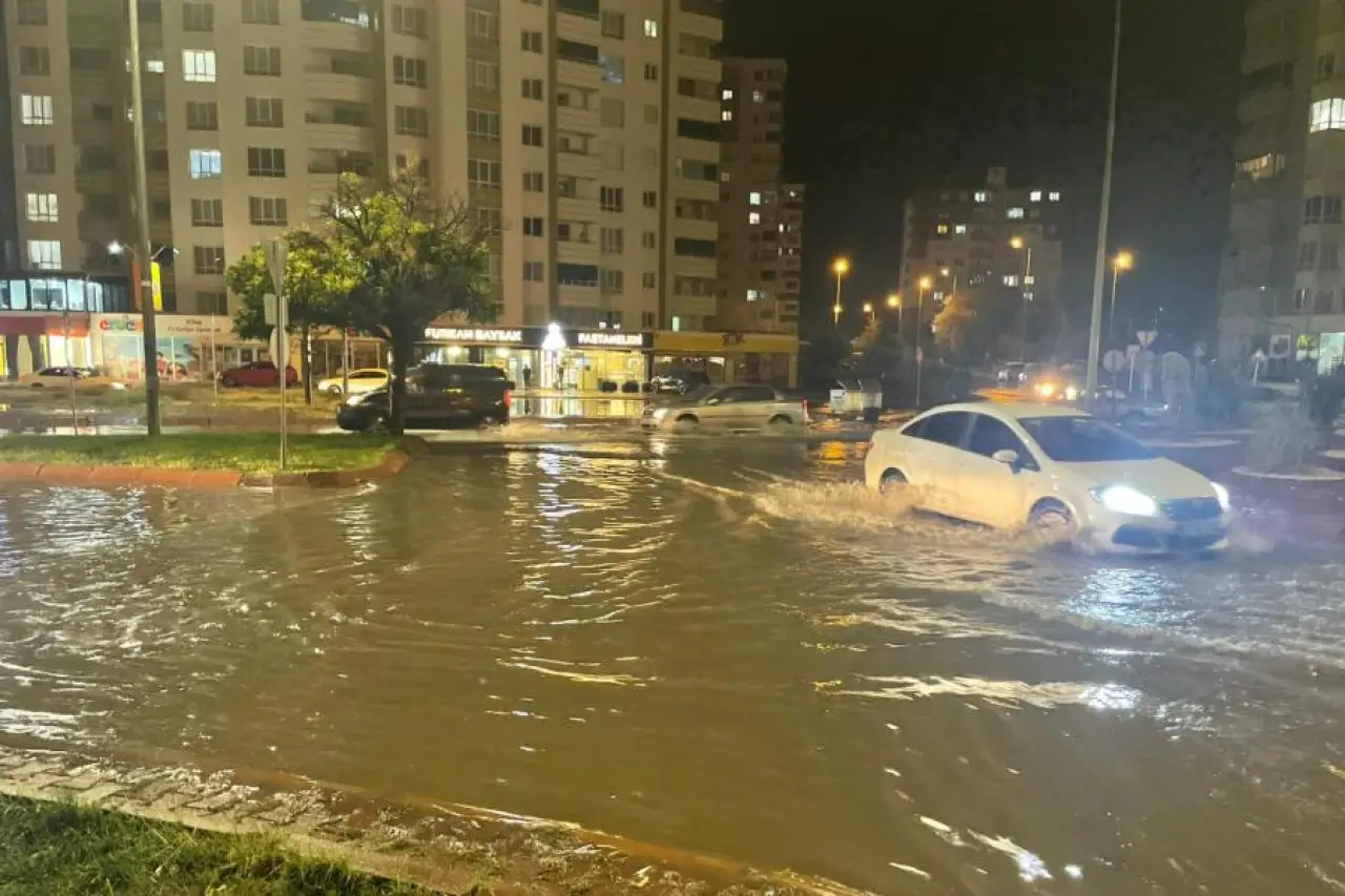 Kayseri'de sağanak sele dönüştü; yollar göle döndü