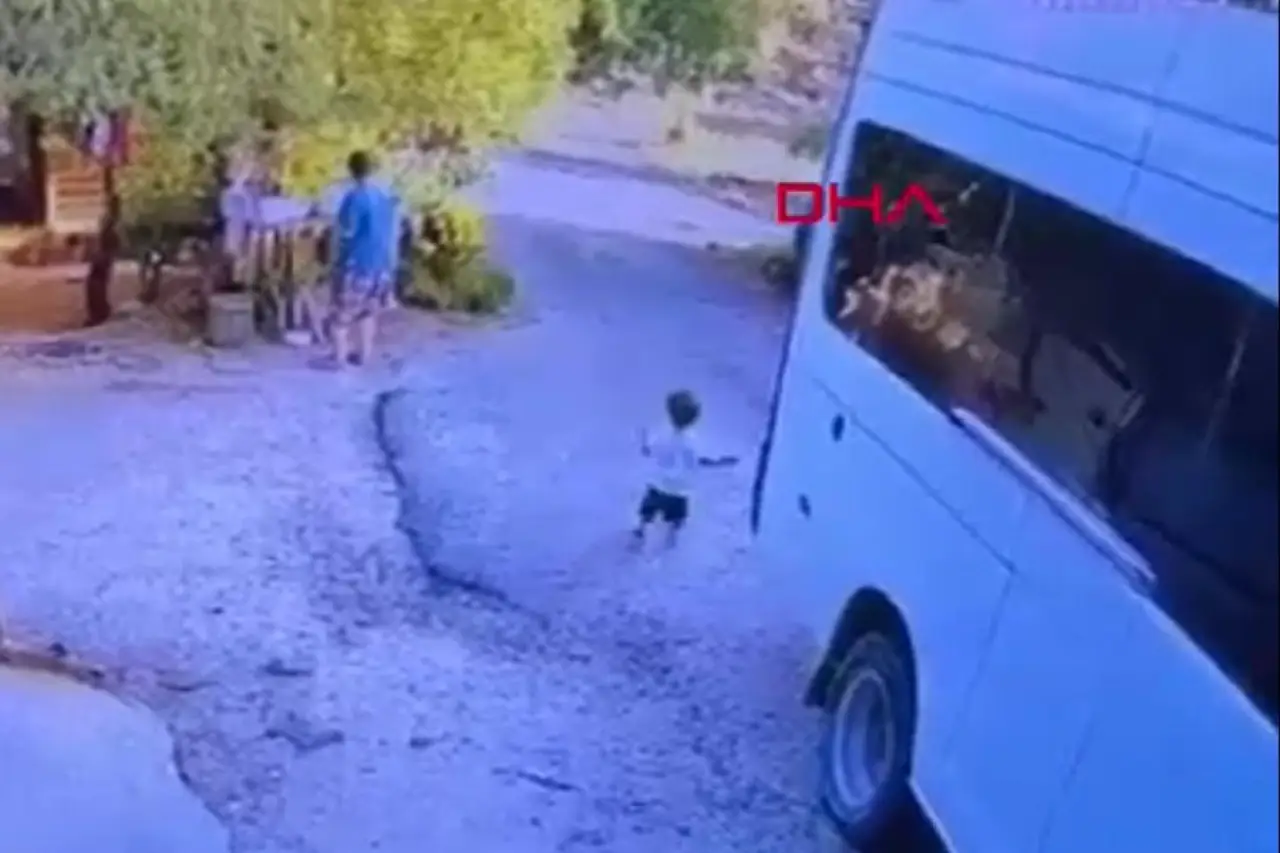 Minibüsle geri manevra yaparken oğlunun ölümüne neden oldu