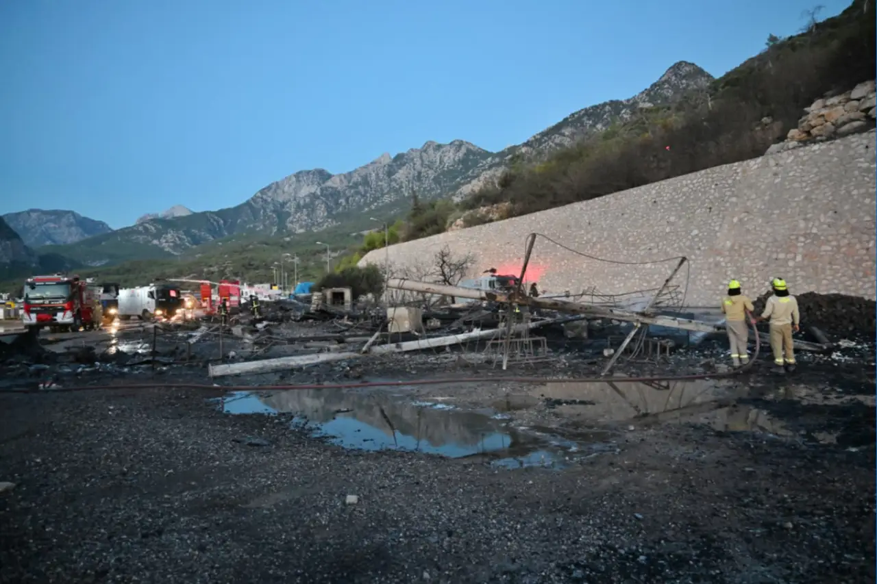 Antalya'da balıkçı barınağında yangın: 20'den fazla tekne zarar gördü