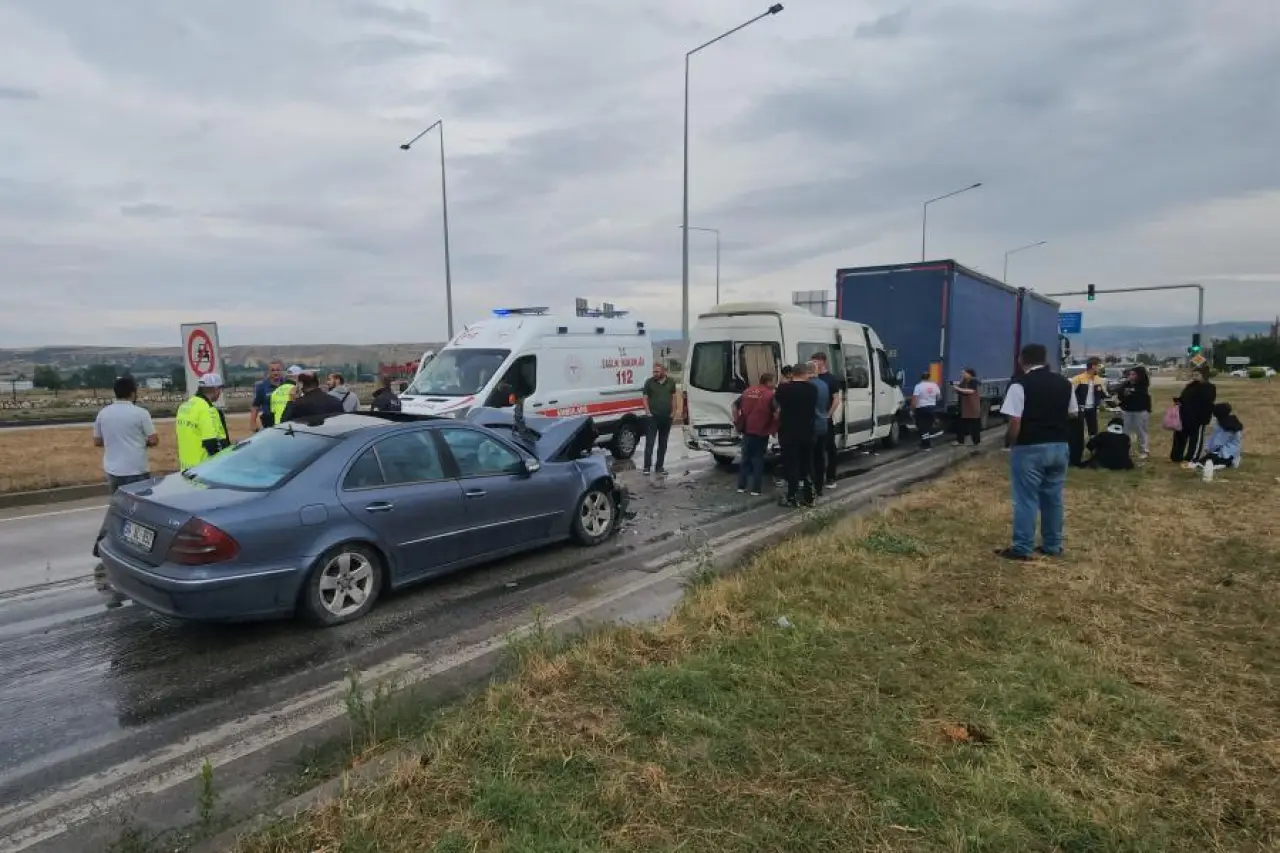 Amasya'da zincirleme trafik kazası; 11 kişi yaralandı