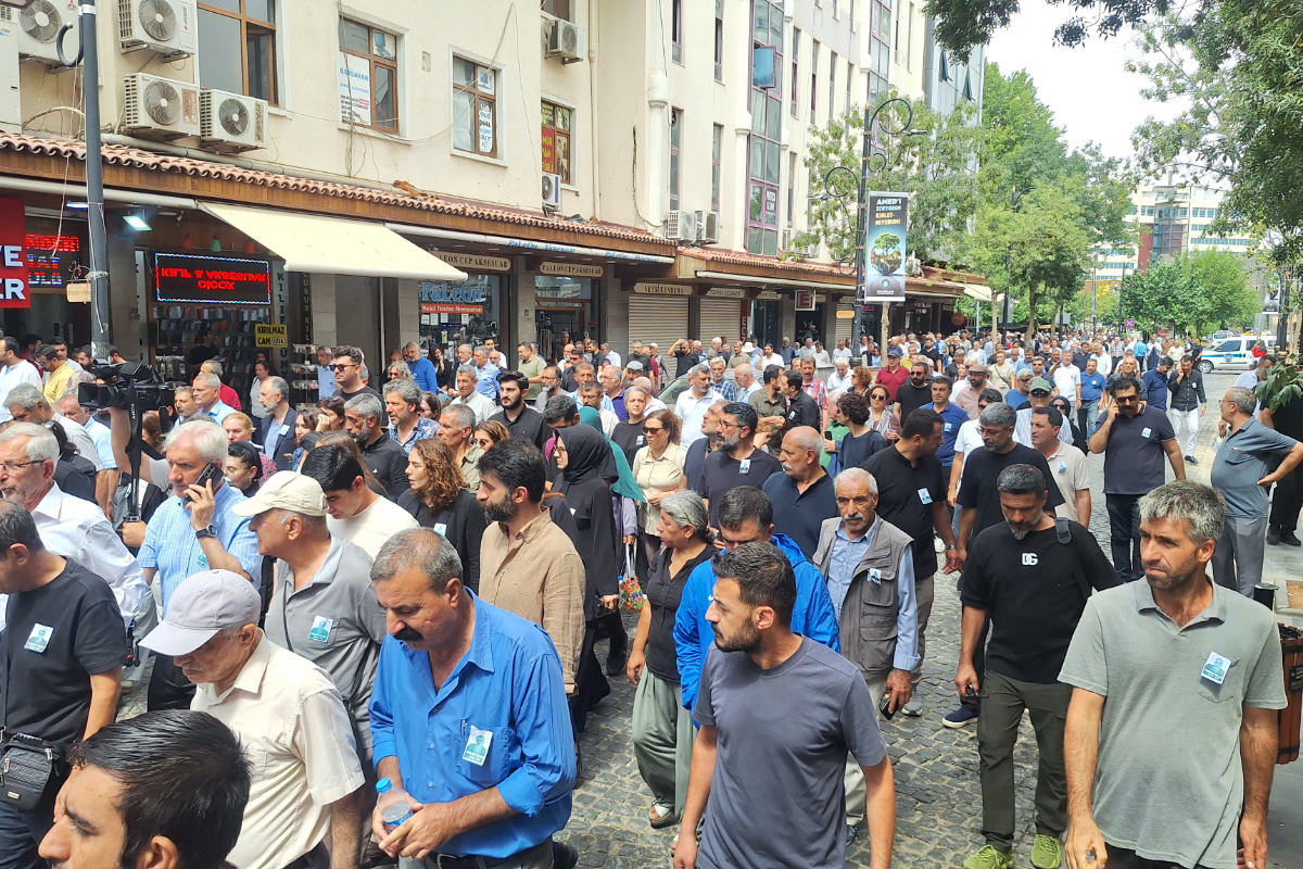 Eski Diyarbakır Belediye Başkanı Mehdi Zana son yolculuğuna uğurlandı