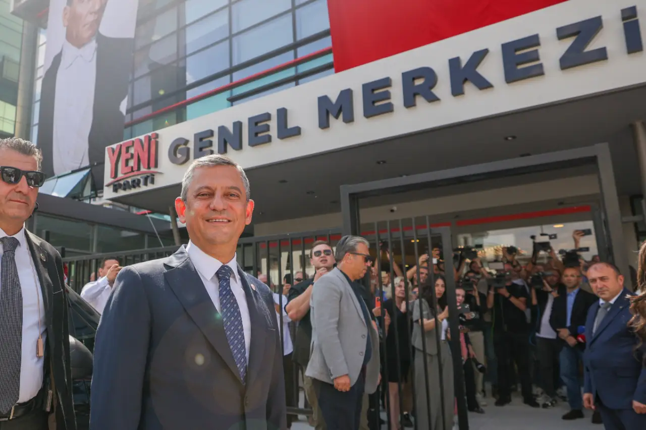 Özgür Özel'den Yeni Parti genel merkezinde açıklama: Genel başkanı üyeler seçecek, üç dönem kuralı uygulanacak