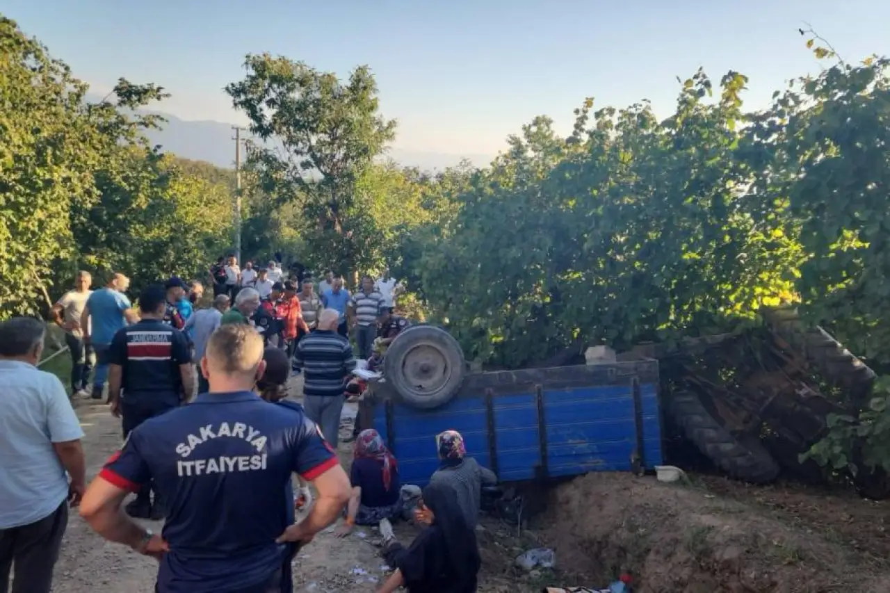Fındık işçilerini taşıyan traktör devrildi; 18 işçi yaralandı