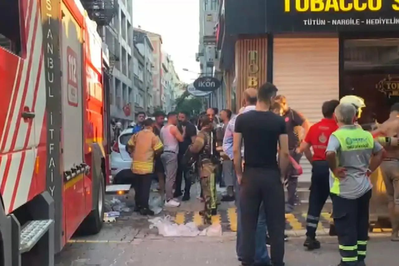 Bakırköy'de otelde yangın: 12 kişi yaralandı