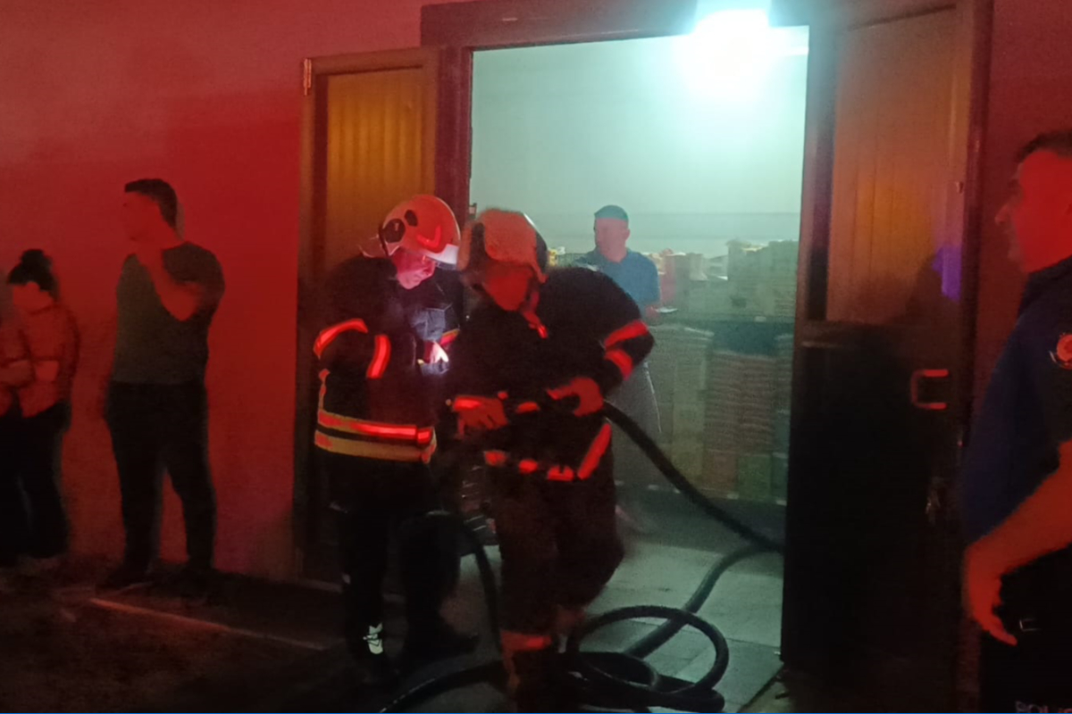 Adana'da bir marketin deposunda yangın çıktı - Evrensel