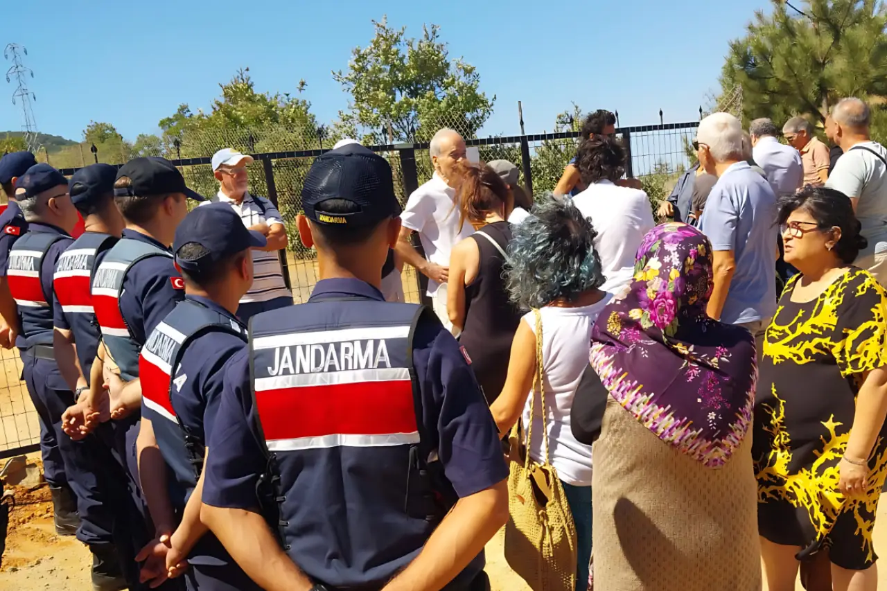 Yurttaşlar mahkeme kararı için Kirazlı maden sahası kapısına dayandı: Kararı tebliğ etmek isteyenler içeri alınmadı