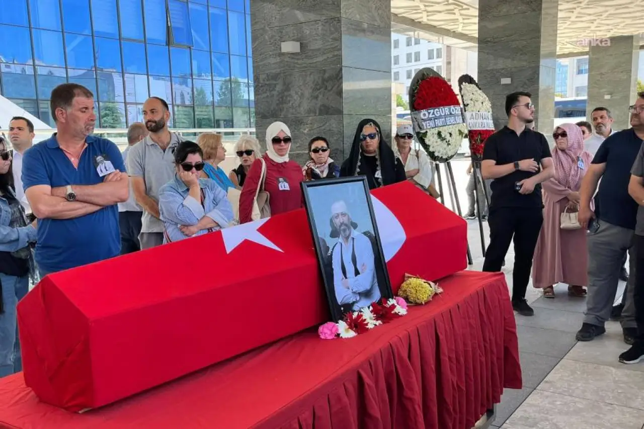 Oyuncu Serhat Kılıç, Karşıyaka Mezarlığı'nda toprağa verildi