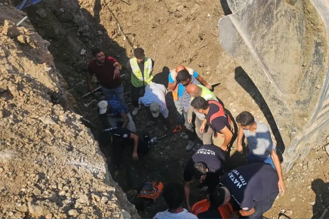 Hatay'da altyapı çalışmasında göçük altında kalan 2 işçi kurtarıldı