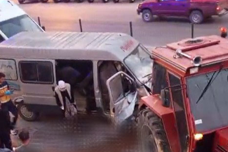 Tarım işçilerini taşıyan minibüs traktöre çarptı: 10 işçi yaralandı
