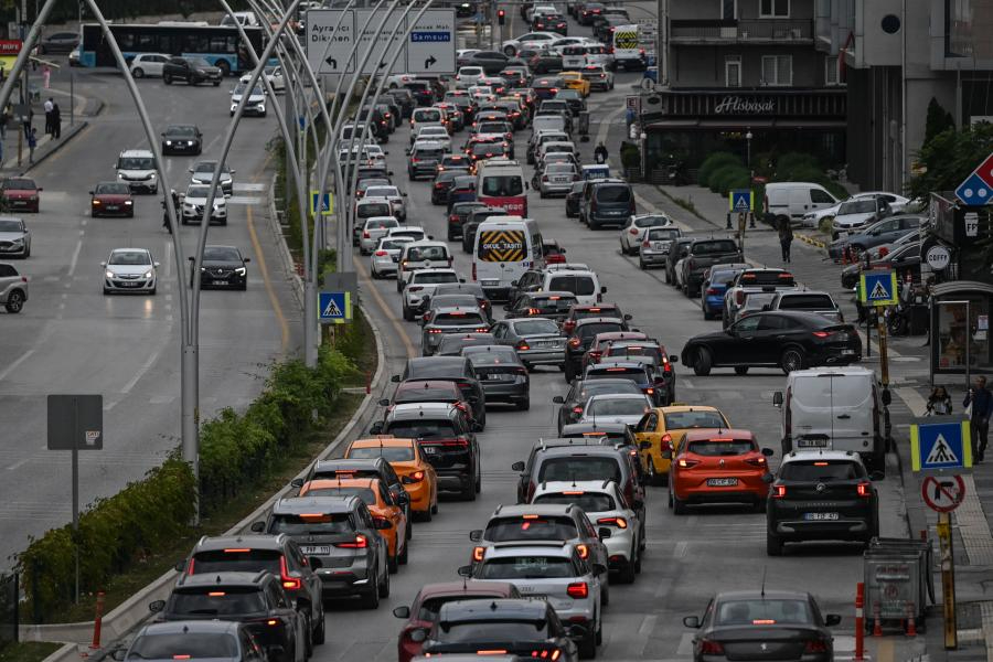 Ankara'da eğitim öğretim yılının ilk gününde trafik yoğunluğu yaşandı