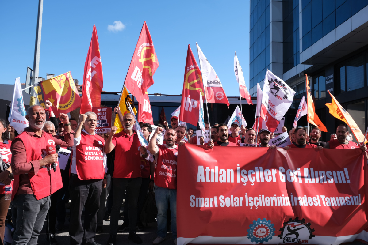 Smart Solar işçilerinden Genel Merkez önünde ortak çağrı: “Atılan işçiler işbaşı yapsın,”