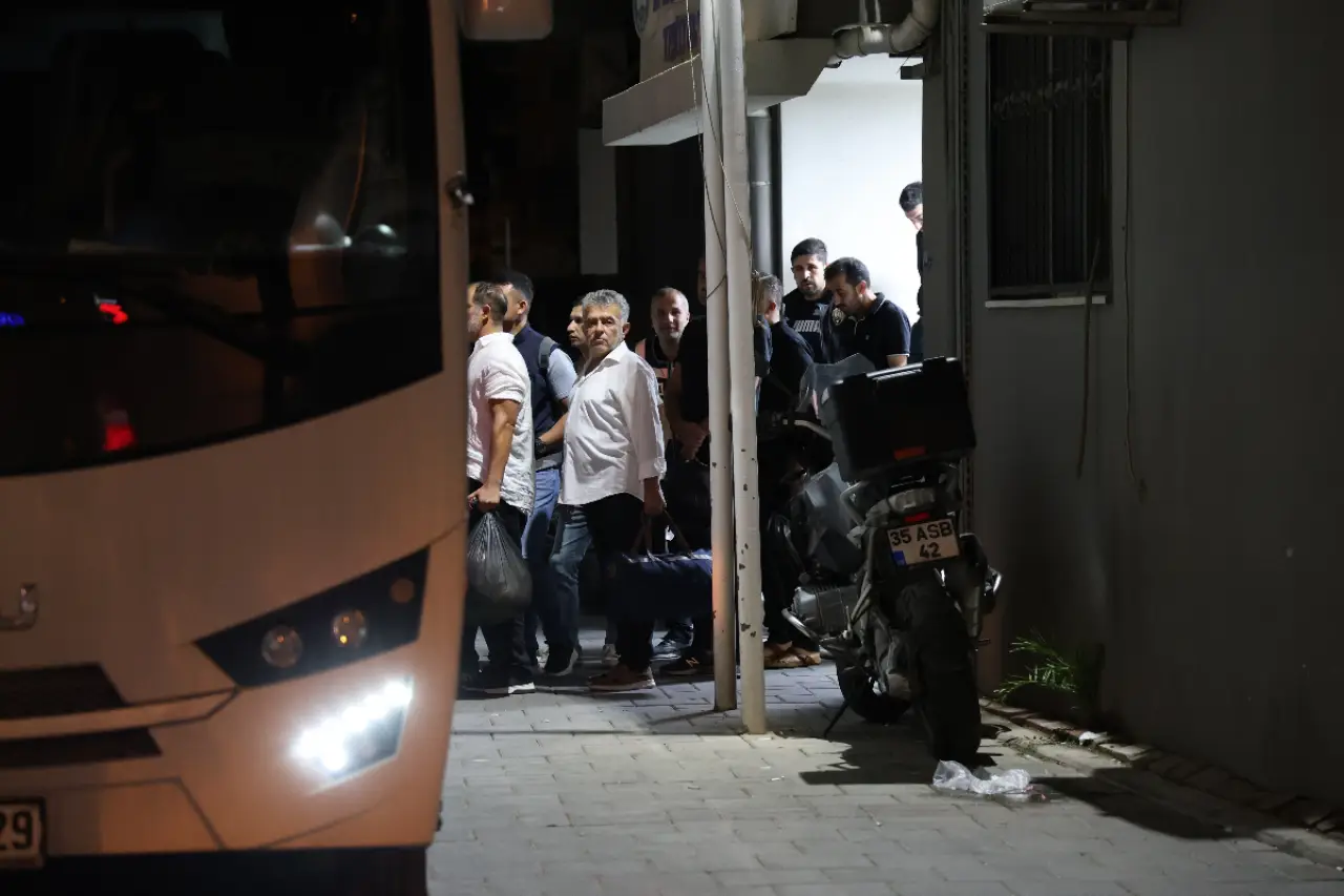 Seferihisar Belediyesine yönelik operasyonda gözaltına alınan 47 kişi adliyeye sevk edildi