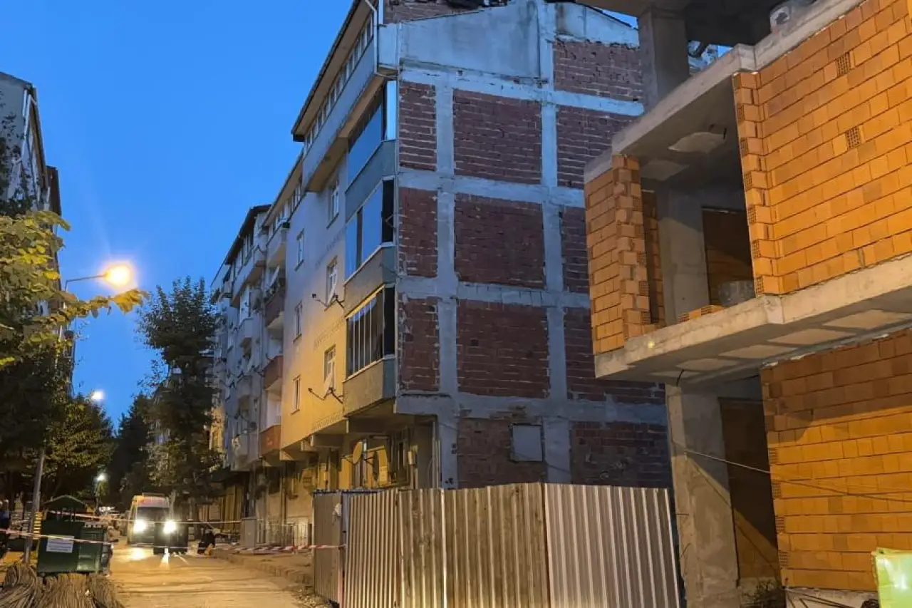 Sultangazi'de kolonlarından ses gelen 5'er katlı 2 bina tahliye edildi