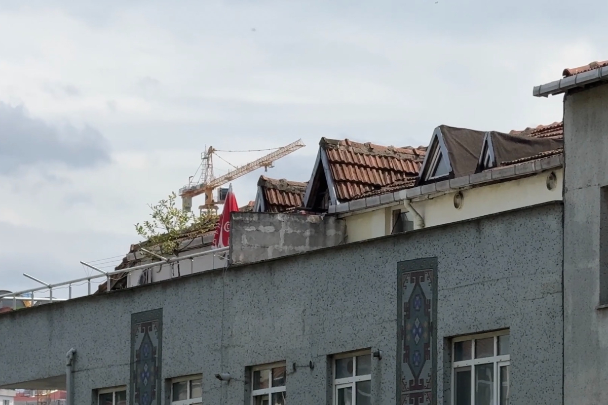 Kağıthane’de 4’üncü kattan düşen kadının tedavisi sürüyor