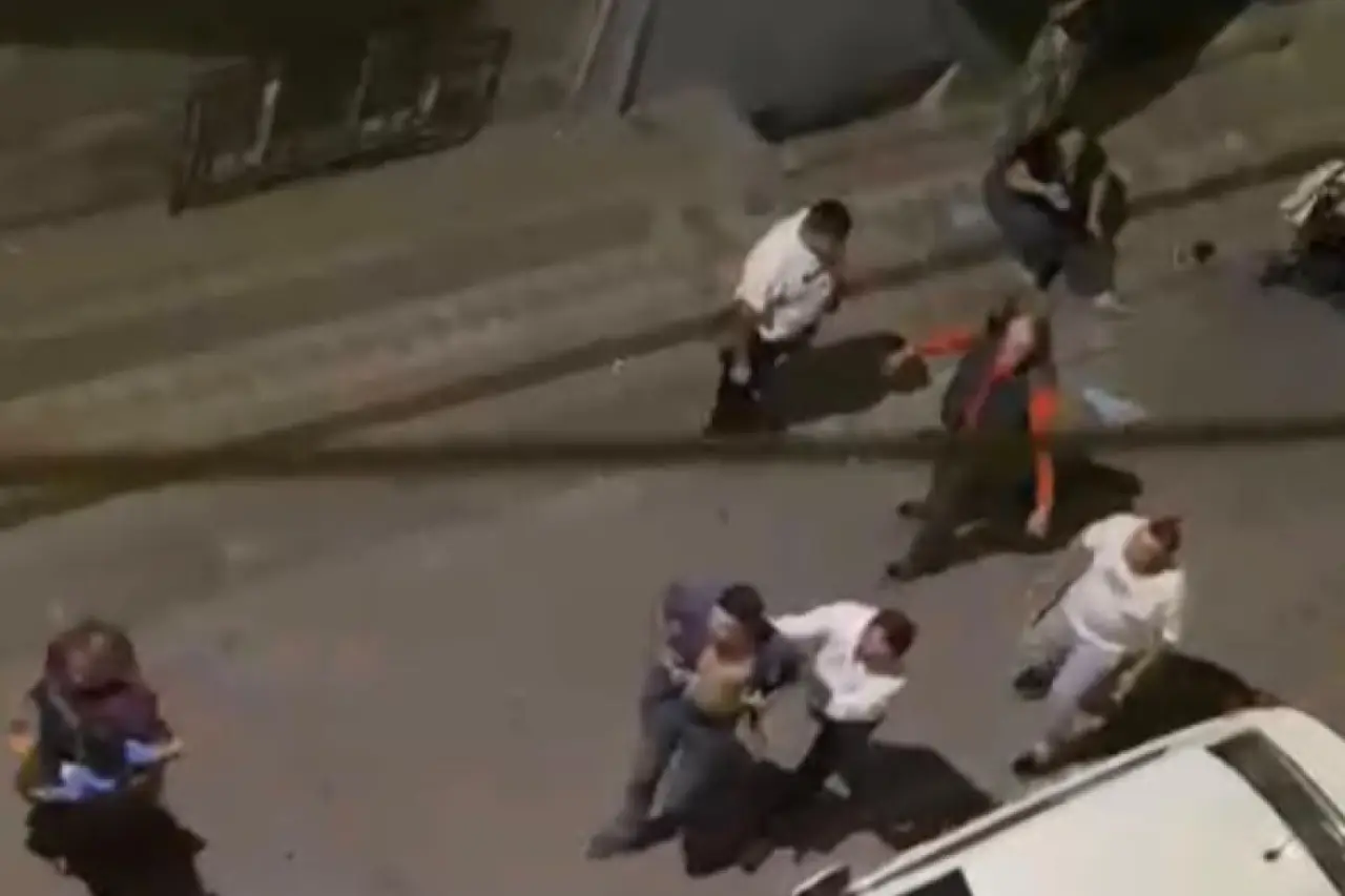 Sultangazi'de akraba kavgasında kadın darbedildi bebek arabası fırlatıldı