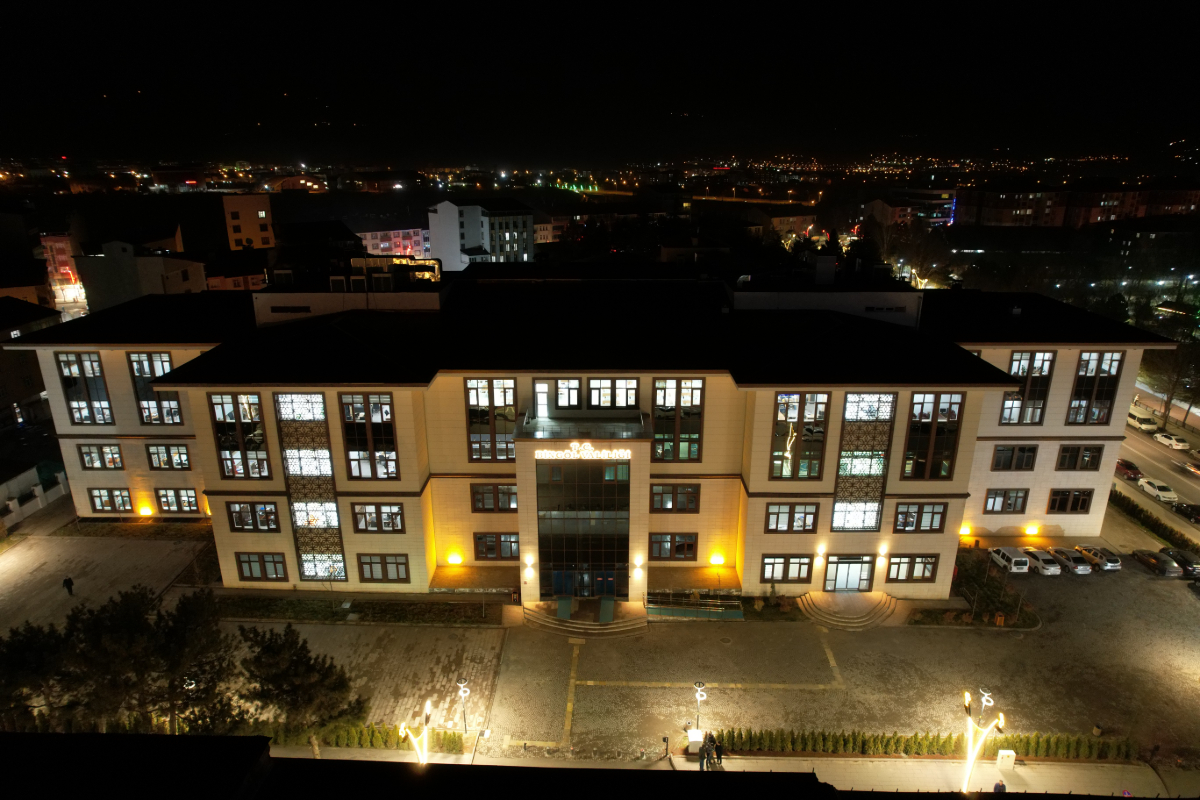Yük asansöründe meydana gelen kazada 15 yaşındaki öğrenci yaralandı