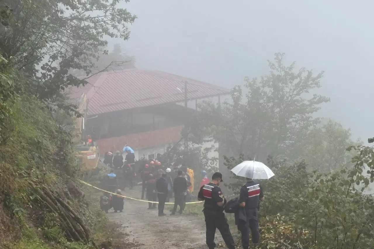 Trabzon’da sağanak sonrası heyelan: 1 kişi toprak altında kaldı