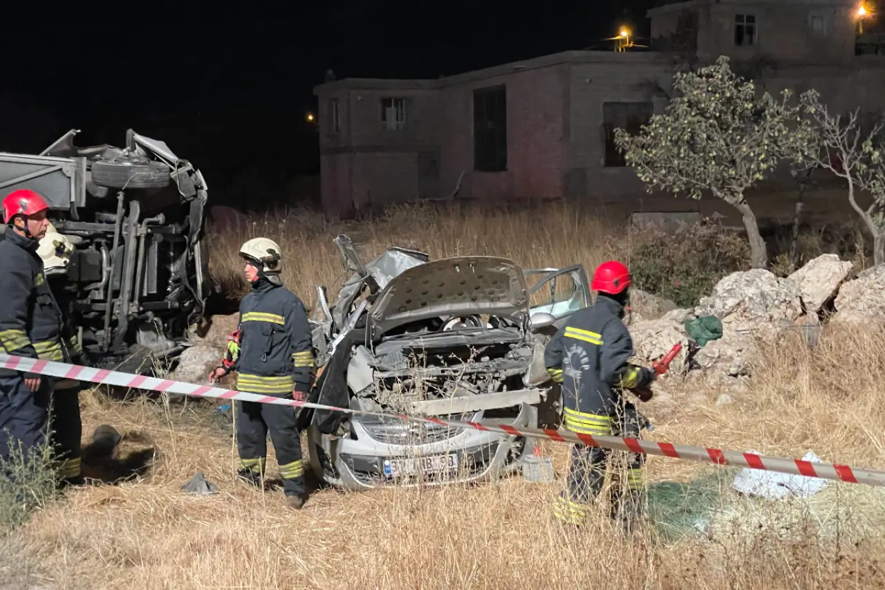 Antep'te katliam gibi kaza: Otomobildeki 7 kişi hayatını kaybetti, yolcu midibüsündeki 16 kişi yaralandı