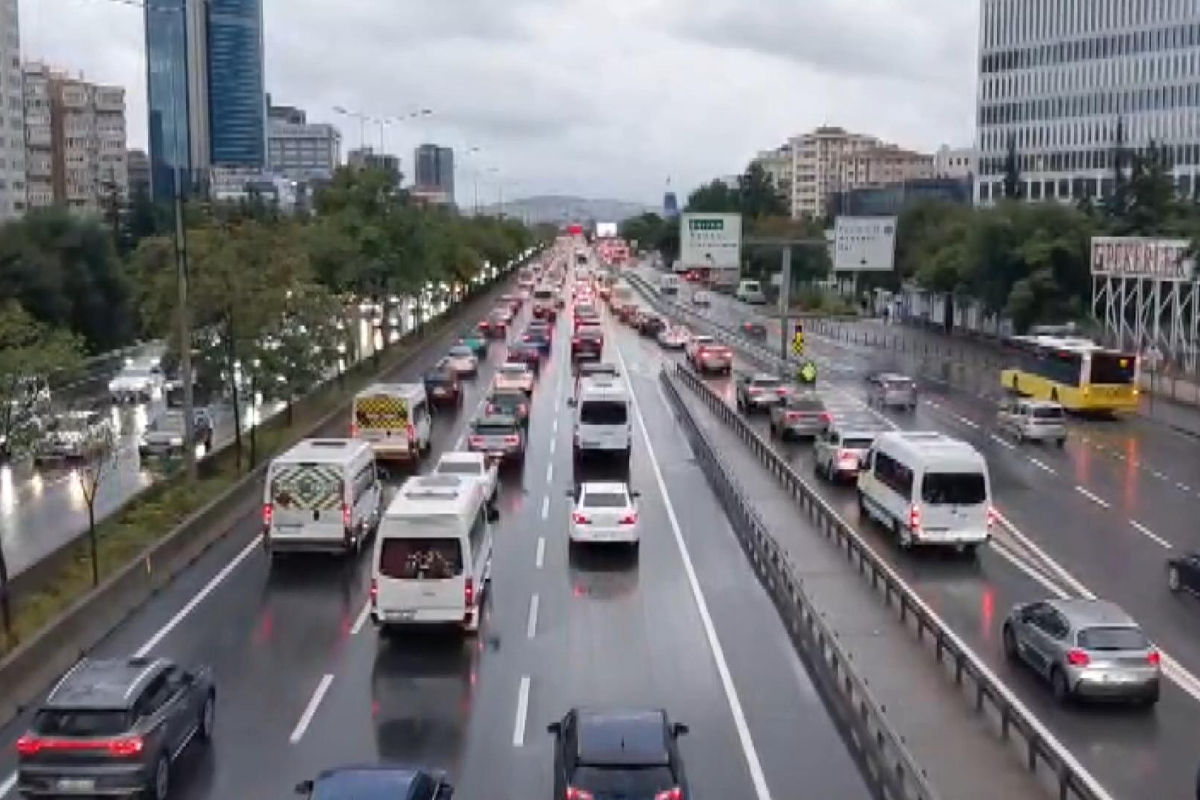 İstanbul'da haftanın ilk gününde yağmur trafiği: Yoğunluk yüzde 72'ye ulaştı