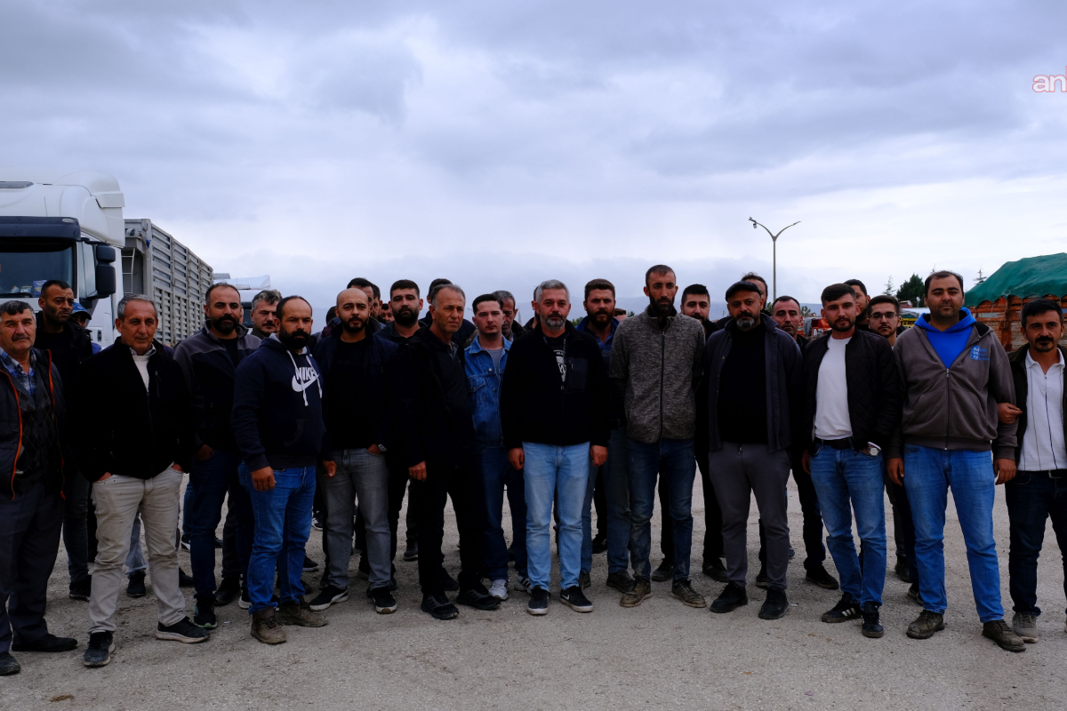 Nakliyeciler Eskişehir Şeker Fabrikası önünde eylem yaptı: “Yapılan zamla kamyonu fabrikaya getiremeyiz”