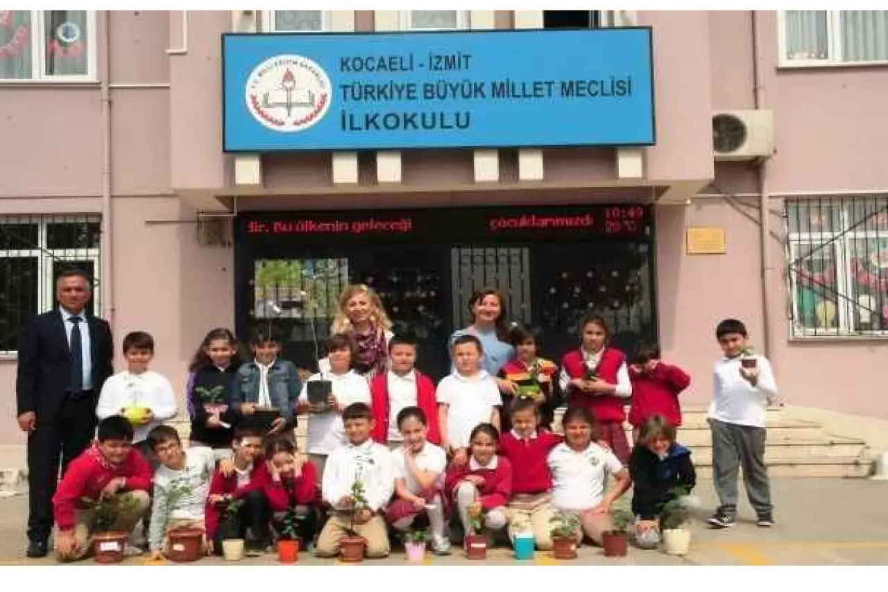 Top parayla, sınıflardaki dolaplar kiralık