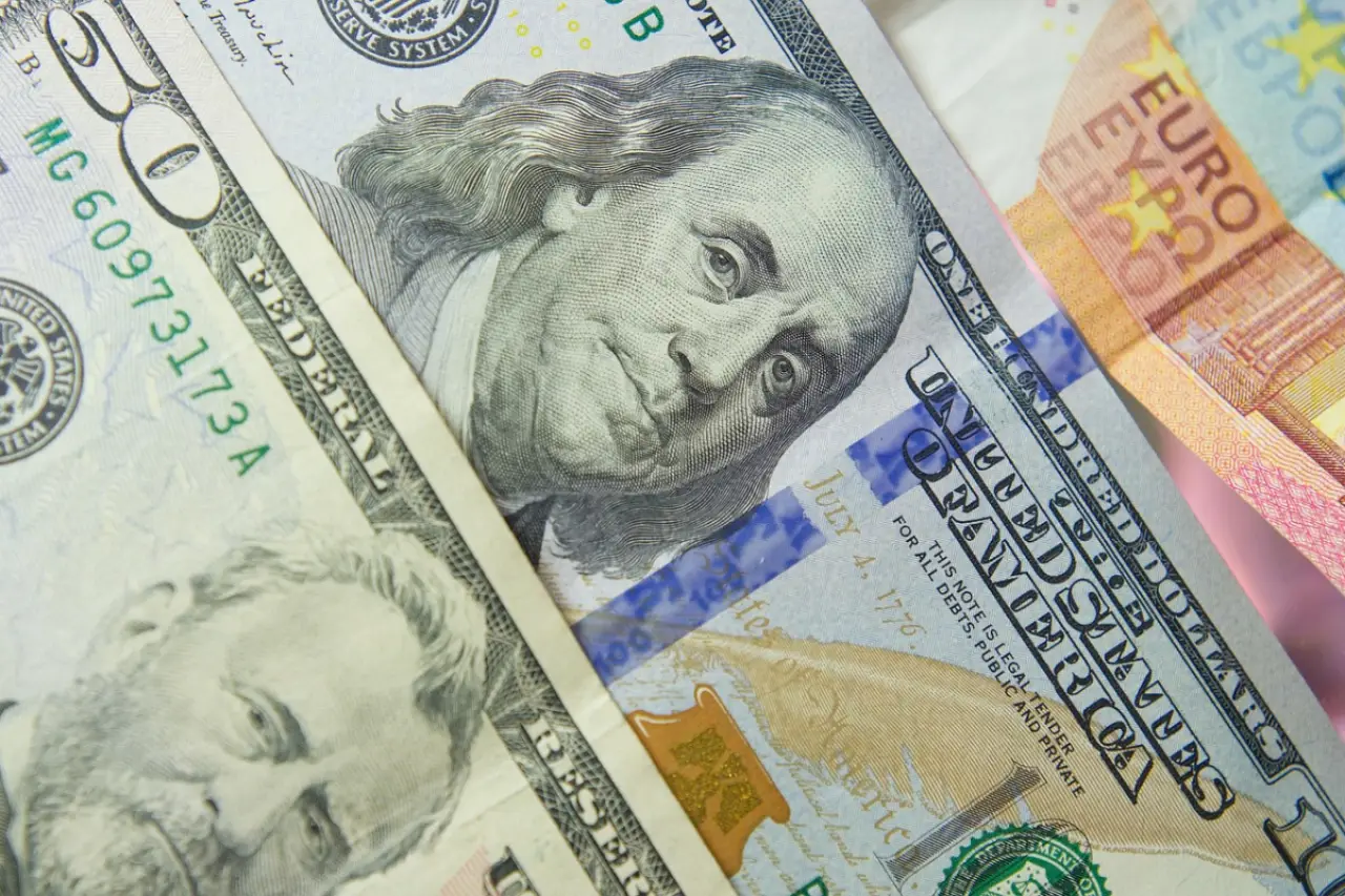 Döviz kurunda yeni gün hareketli başladı: Dolar yükseldi, avro geriledi