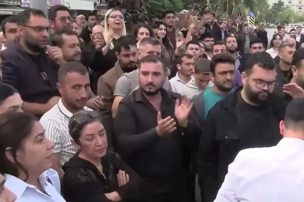 Vahap Seçer'e adliye önünde yurttaşlardan destek: Mersin burada, başkanının yanında