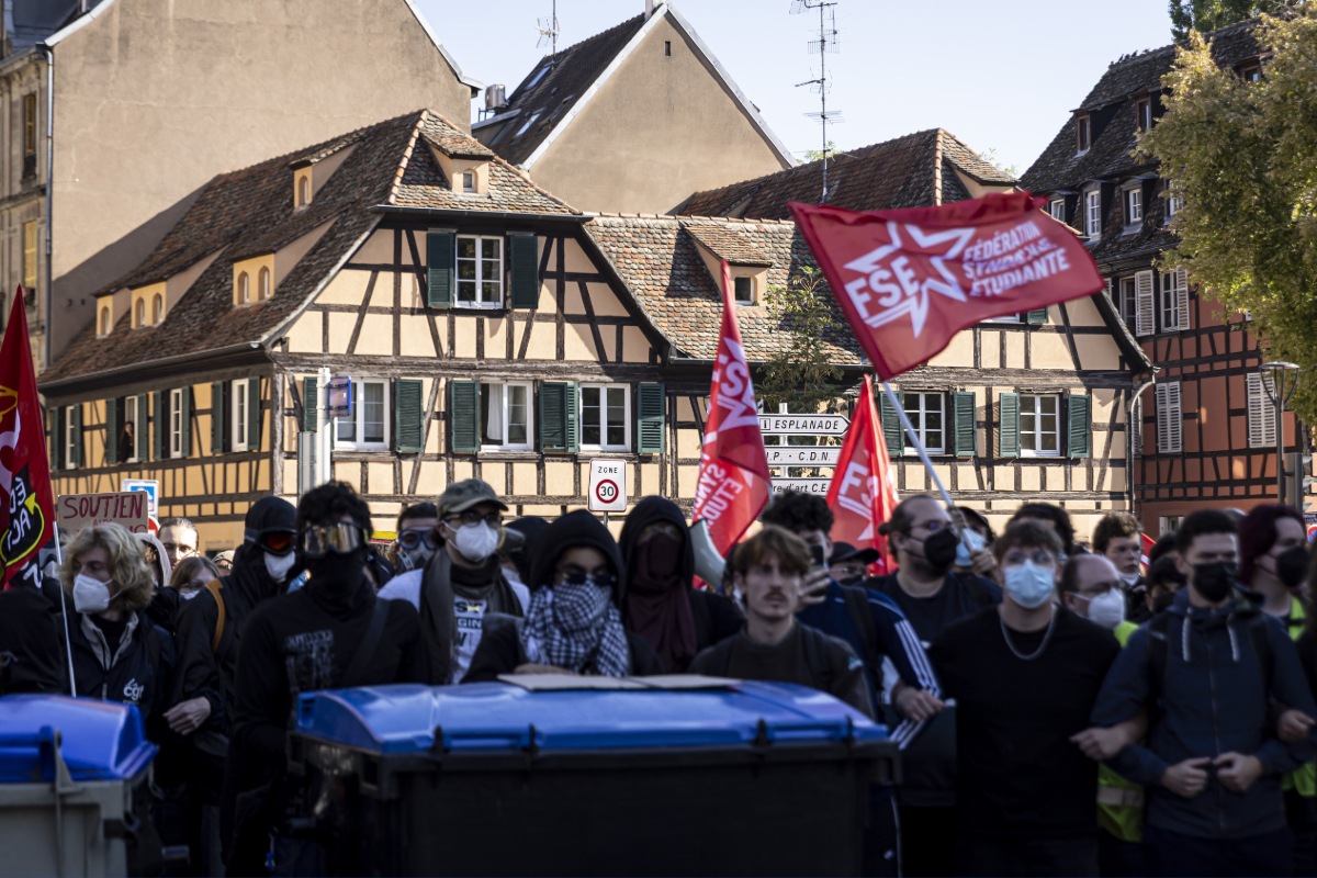 Paris'te binlerce kişi yürüdü: Öğrenciler, öğretmenler ve sendikalar sokakta